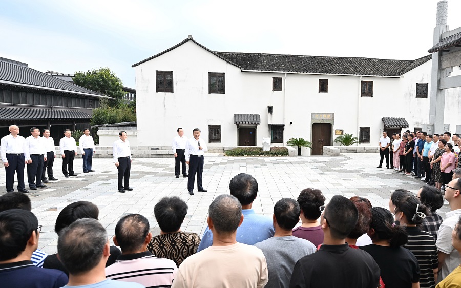 創新發展新時代“楓橋經驗”習近平指明方向2025-08-06下午，中共中央總書記、國家主席、中央軍委主席習近平來到“楓橋經驗”發源地諸暨市楓橋鎮，參觀楓橋經驗陳列館，了解新時代“楓橋經驗”的生動實踐。